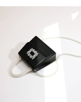 Черная квадратная пряжка с длинной жемчужной цепочкой.