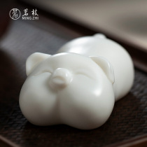 Mingzhi creative white porcelain cute Fu pig tea pet small ornaments kung fu tea set kung fu tea accessories tea table tea play furnishings