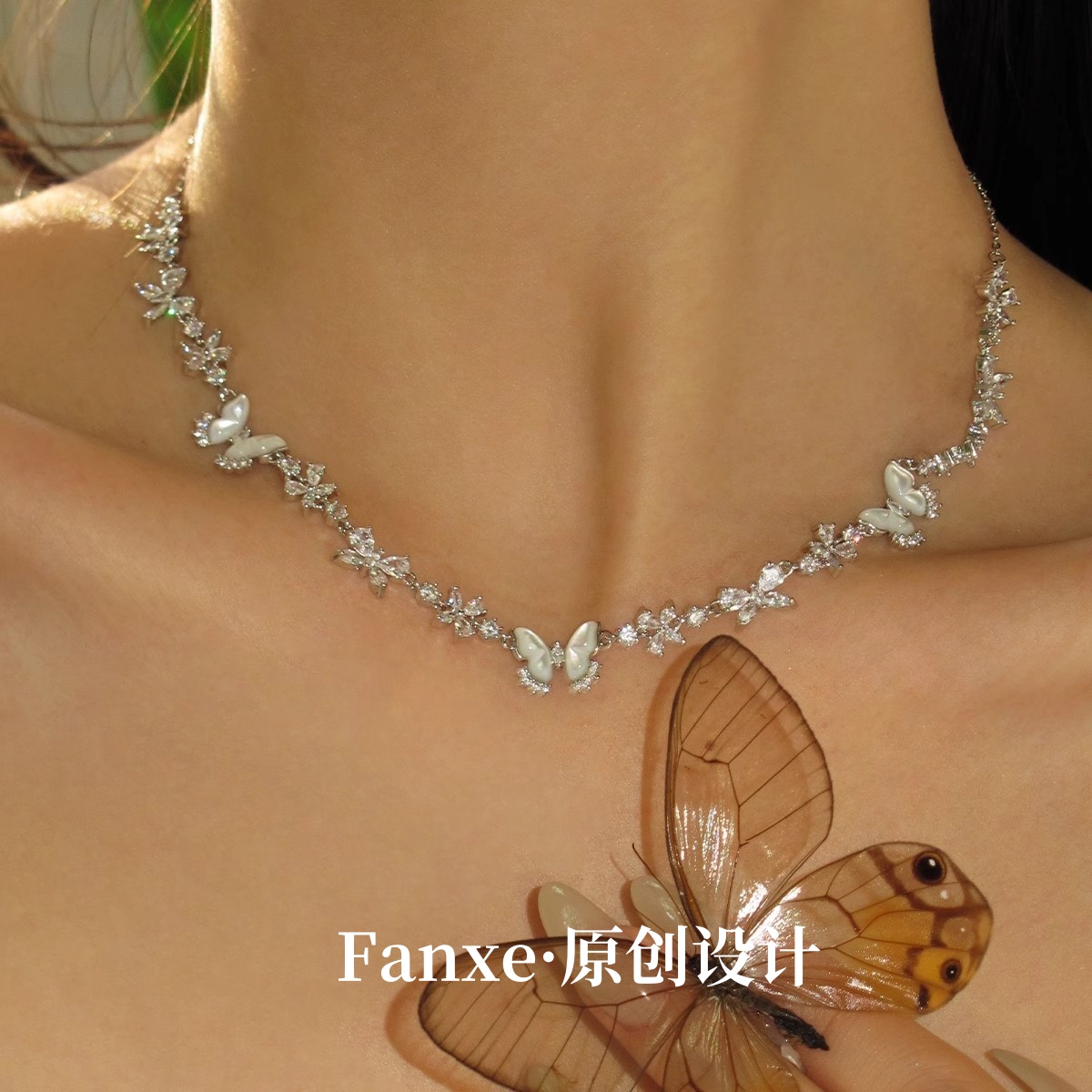 Fanxeオリジナルホワイトマザーオブパールバタフライネックレス女性2025新しいハイエンドデザイン絶妙な鎖骨ネックレス女性