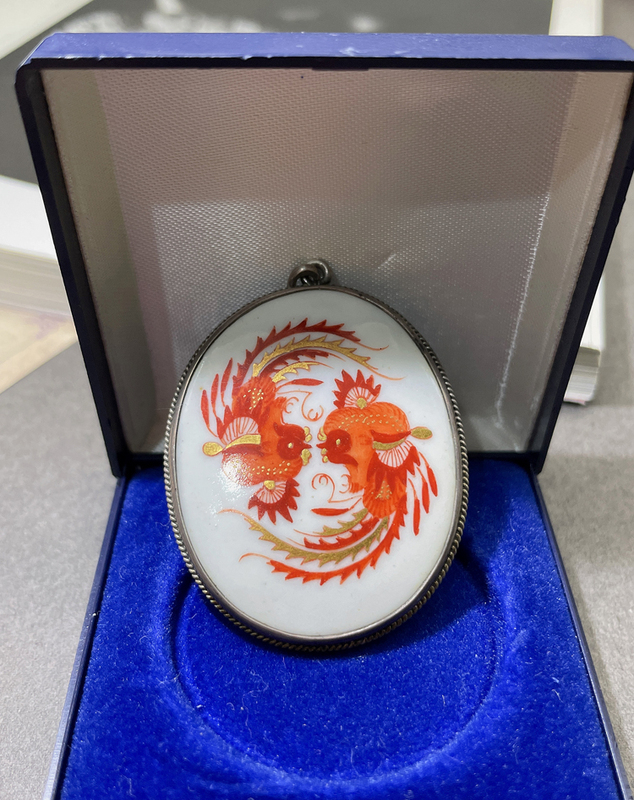 World Handmade Porcelain Products, German Meissen, Pure Silver Inlaid Hand-Painted Porcelain Brooch, Fire 1000Se