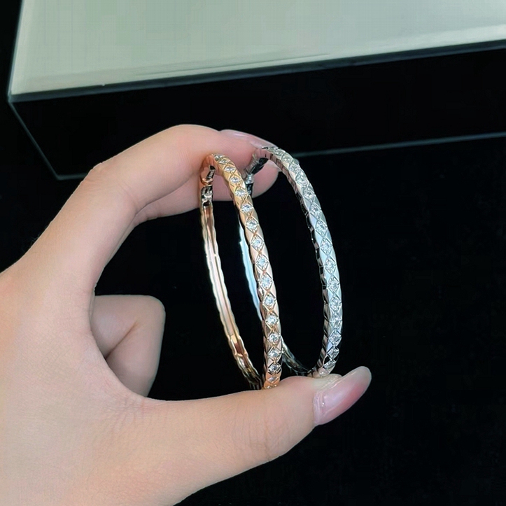 Niche Design Diamond Pattern Bracelet for Women, Plated with 18K White Gold and Rose Gold, Light Luxury and High-End Jewelry Niche Design Diamond Pattern Bracelet for Women, Plated with 18K White Gold and Rose Gold, Light Luxury and High-End Jewelry