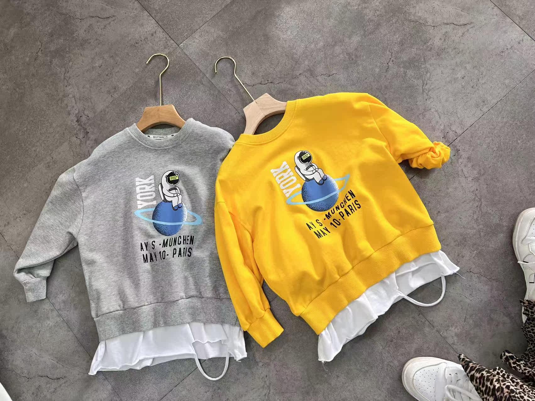 Hi big e small e spring and autumn children's middle and big children Korean version of foreign style pure cotton astronaut fake two pieces loose sweater 3723