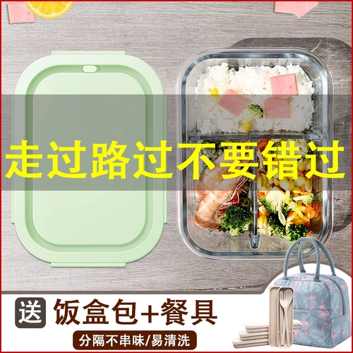 Работник кассового ланча из стекла с рисовой коробкой из риса Bento в микроволновой печи. Отобление фруктов холодные свежие полоса.