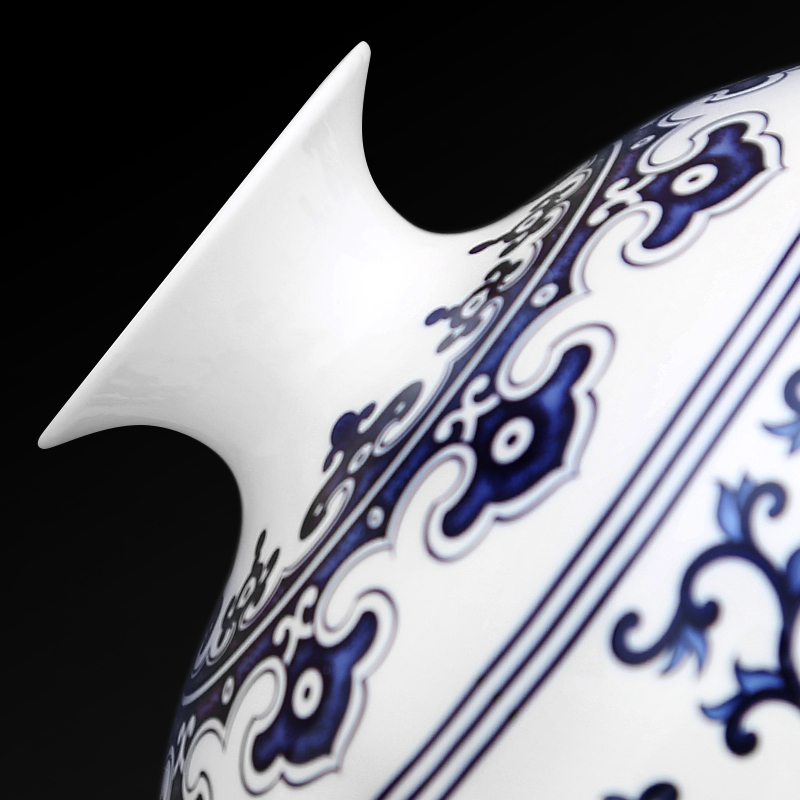 To industry large blue and white lotus flower and exquisite mei bottle