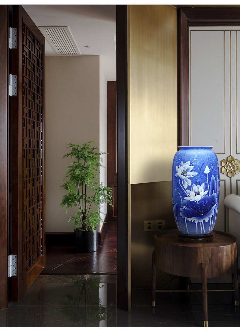 To the blue - and - white porcelain industry over the color white gourd bottle