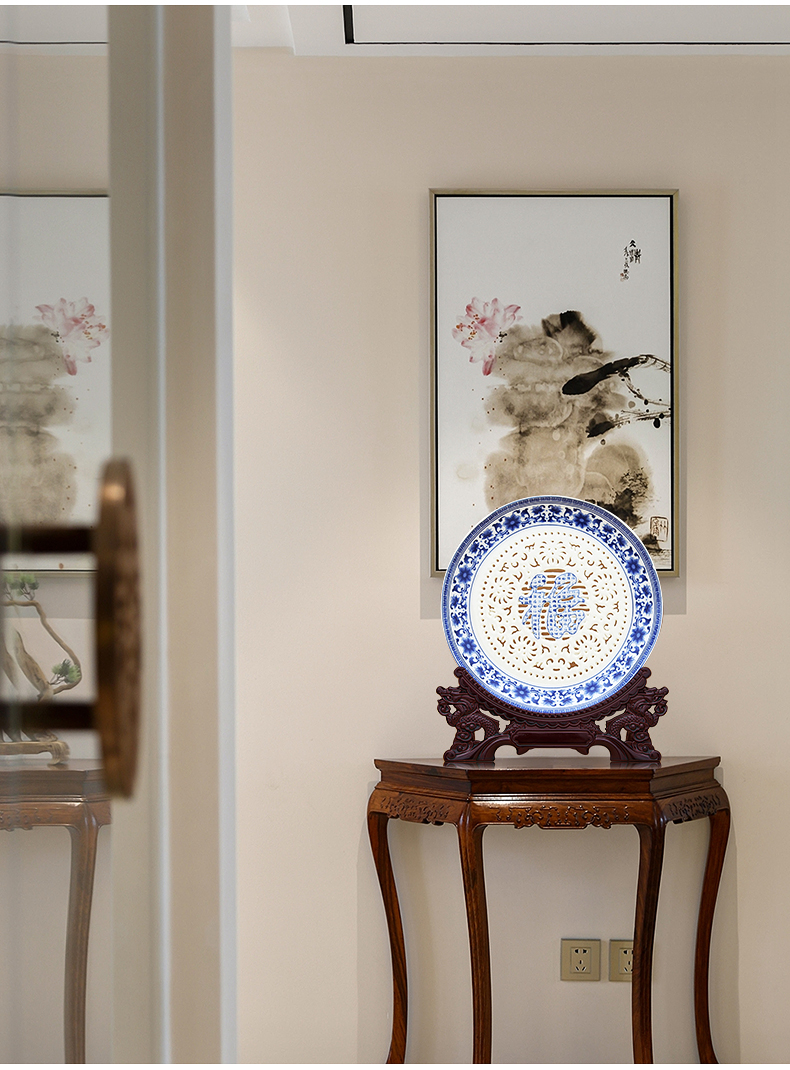 Jingdezhen ceramics hollow - out decorative plate famille rose porcelain hotel club house sitting room adornment household hang dish arts and crafts