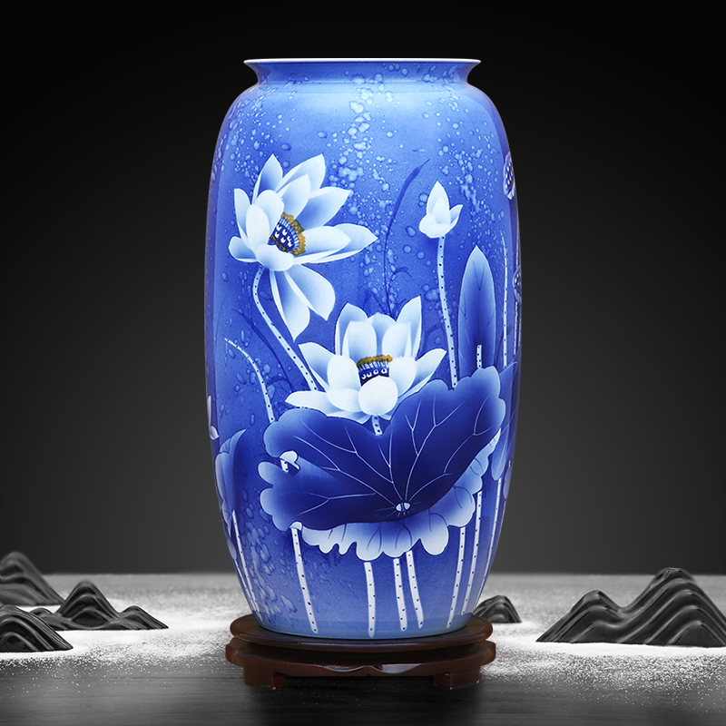 To the blue - and - white porcelain industry over the color white gourd bottle