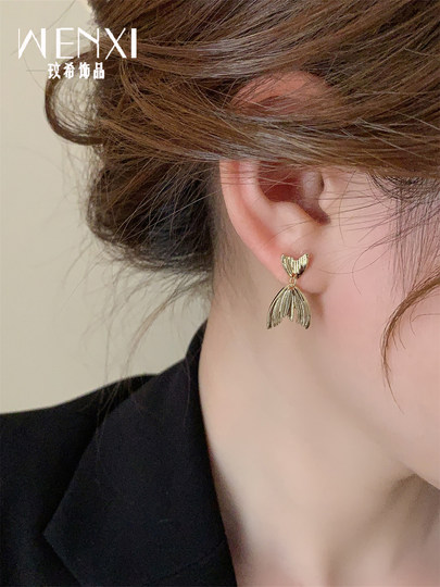 Exaggerated personality metal style fishtail earrings light luxury niche design high-end earrings ins trendy autumn and winter earrings for women