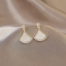 Fan-shaped shell earrings 2021 New Tide Simple small earrings female temperament Net red Advanced feel ear clip