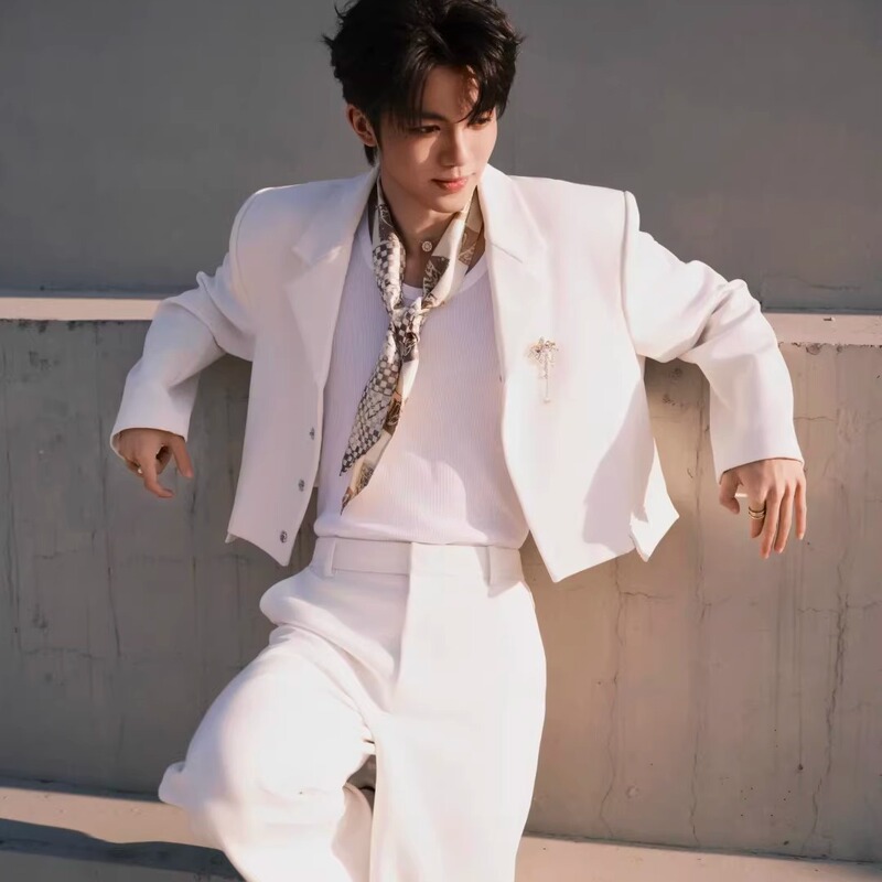 Wang Yunkai Celebrity-Style White Short Blazer with Notched Lapel, Light Luxury, Exquisite Tailoring, Slim Fit, Cool and Trendy Wang Yunkai Celebrity-Style White Short Blazer with Notched Lapel, Light Luxury, Exquisite Tailoring, Slim Fit, Cool and Trendy