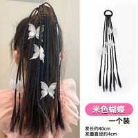 Один притворяется бежевой бабочкой