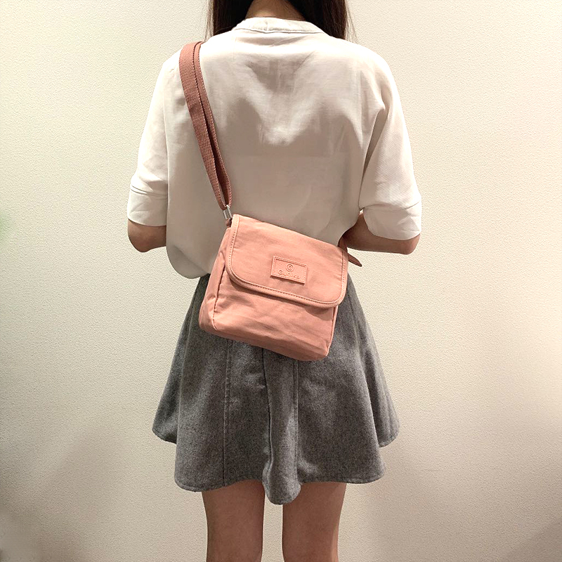 2022 new casual nylon bag clamshell magnetic suction postman small bag female foreign school single shoulder Messenger bag work mobile phone bag