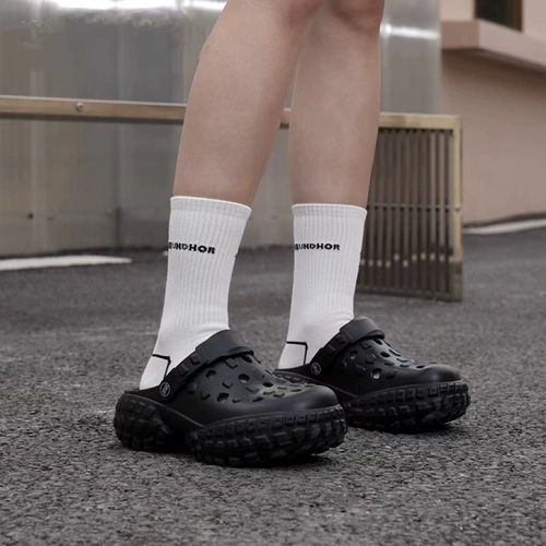 Летние повседневные тапочки в стиле Crocs, мюли на платформе, изысканный стиль, закрытый носок, для влюбленных, подходят для носки на улице