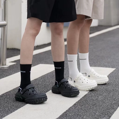Летние повседневные тапочки в стиле Crocs, мюли на платформе, изысканный стиль, закрытый носок, для влюбленных, подходят для носки на улице