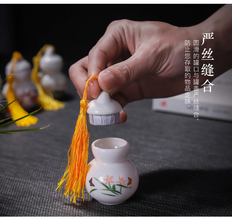 Ceramic small gourd can of new Chinese style pot mini sealed as cans of small child receives the spices of the small porcelain tea pot