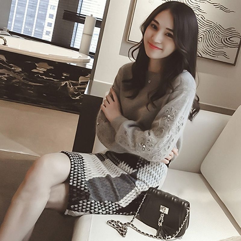 Europe station 2022 fall new small balsamy wind suit female Korean version light ripeny wind bag gluteal dress slenty and slim fit two sets