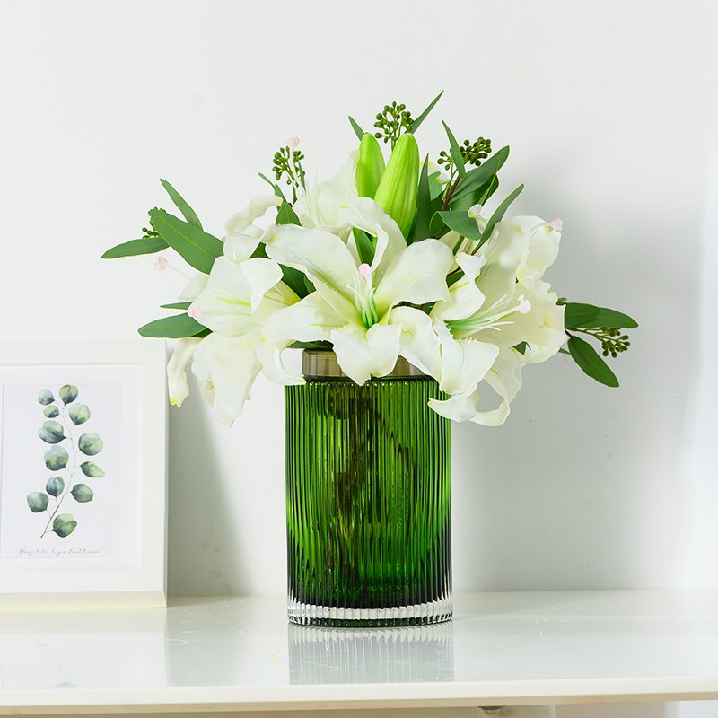 Hand moisturizing lily simulation flower bouquet bride with flowers wedding room in the room with dining table decoration flower fittings