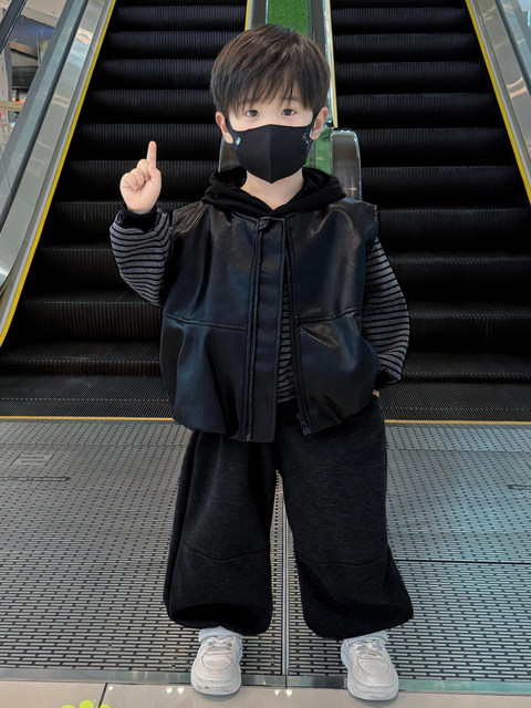 French Children's Clothing Set 2025 New Baby Autumn and Winter Fleece Sweatshirt Boys Thickened Vest Three-Piece Set