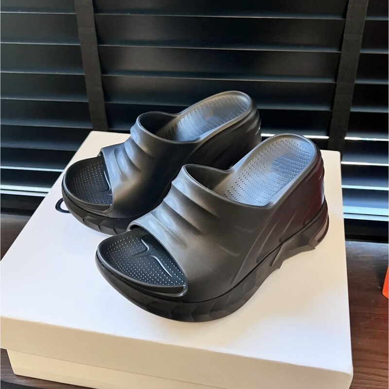 Everyone Has a Pair~ Cool Slippers~ Thick-Soled Height-Increasing Wedge Heel with a Single Strap, Marshmallow-Style, Versatile Outdoor Sandals for Women