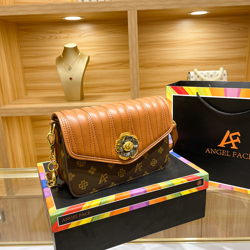 French Fashion Classic Big Brands Trend Kitty Dogs Bag 2022 New Tide Genuine Leather 100 Hitch Fashion Pet bag