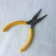 Рыжие плоскогубцы с игольчатыми наконечниками