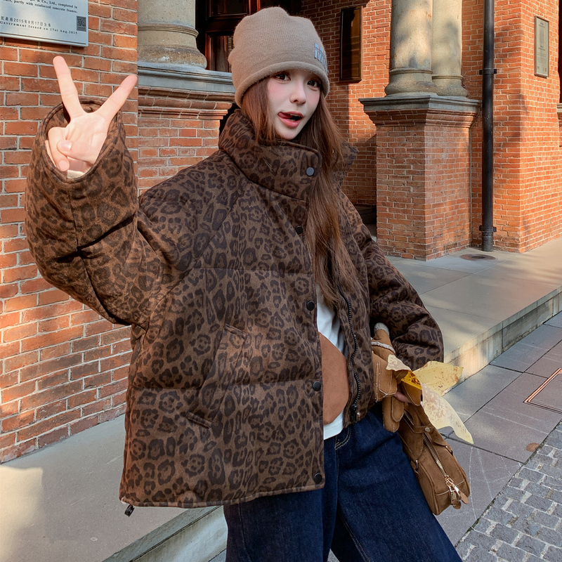 Coffee-Colored Retro Leopard Print down Jacket for Women, 2025 Winter New Fashion High-End Warm Puffer Coat Coffee-Colored Retro Leopard Print down Jacket for Women, 2025 Winter New Fashion High-End Warm Puffer Coat