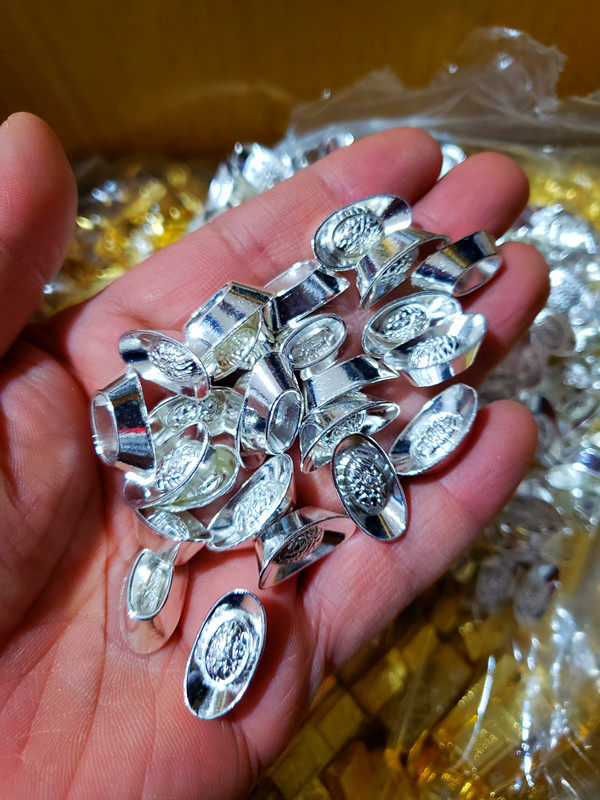 Alloy small silver dollar treasure about 2 cm long ornaments Tibetan supplies Small accessories accessories