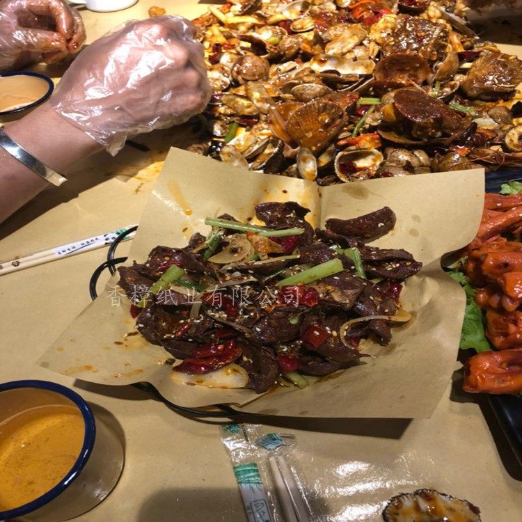 Hand-caught seafood greaseproof paper Kraft paper Roast duck laminating film Food packaging plate paper Oil-absorbing paper Pad plate paper