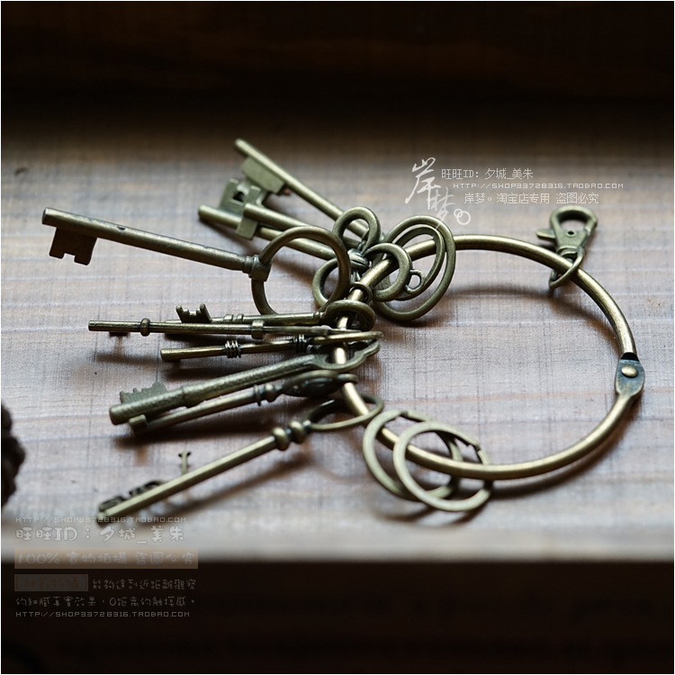 Zakka Large Antique-Style Distressed Photo Props Vintage Castle Keychain Keyring Antique Bronze
