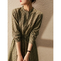 Vero sinly lit up with this obliterated spring-day style romance with light high waist pleats full of early spring