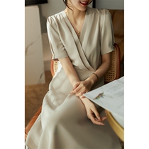 Casually wear no matter whether single-wearing laminated wear has Van V collar high waist to collect waist A character pendulum is more inclusive for stature