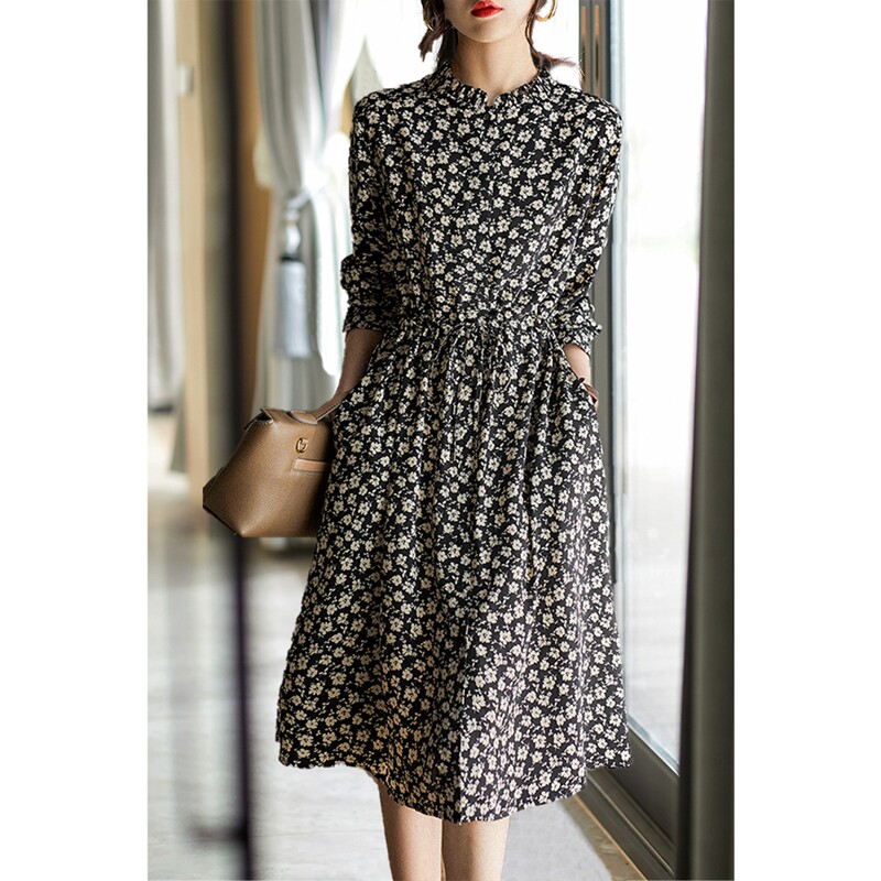 No time to exude retro fashionable charm, the partner of the chic fungus collar coat activates the fashion factor