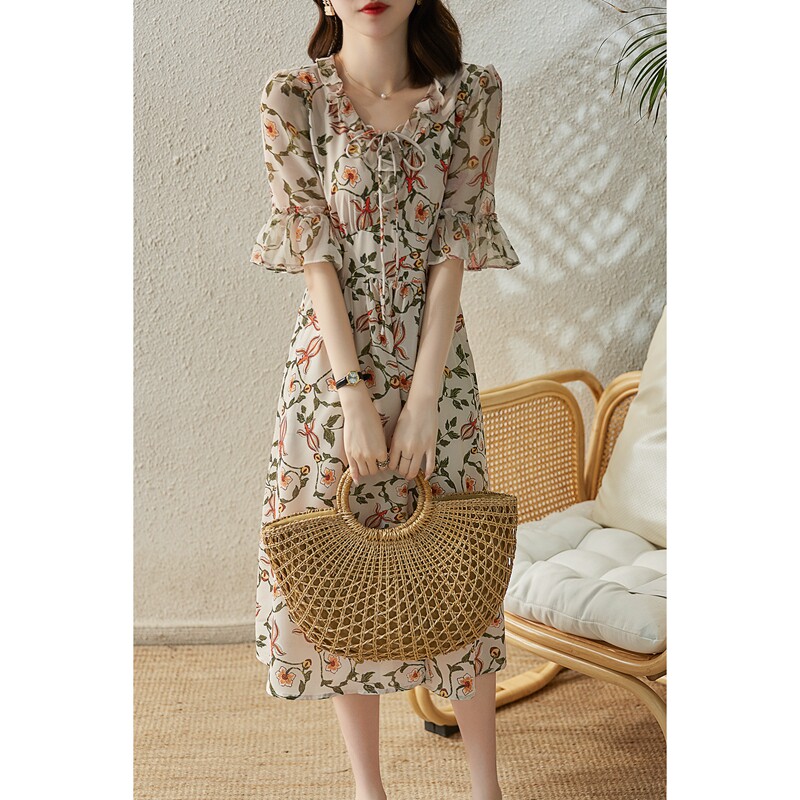 Exquisite tailoring captures a graceful figure Stitching layered dress Silk printing and dyeing with clear colors