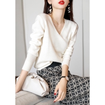 It is the knitted blouse with gentle temperament pure color loose cashmere sweater V collar 100 pure wool knit undershirt