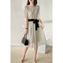  The fields are fresh and small flowers are lively and they can be sexy and charming and beautiful.