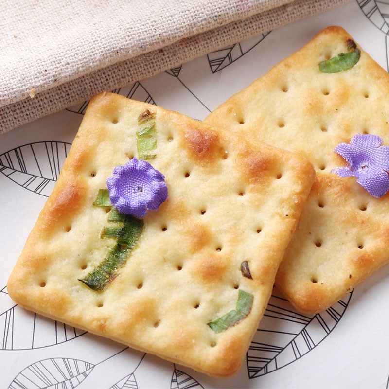 Taiwan Full Happiness Scallion Soda Biscuit Salty Wheat Cake Niuza Sugar Sandwich Raw Snacks Scallion Oil Vegetable Cake
