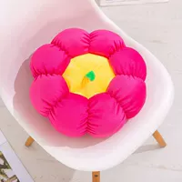 Геометрическая красная подушка