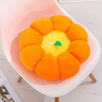 Геометрическая оранжевая подушка