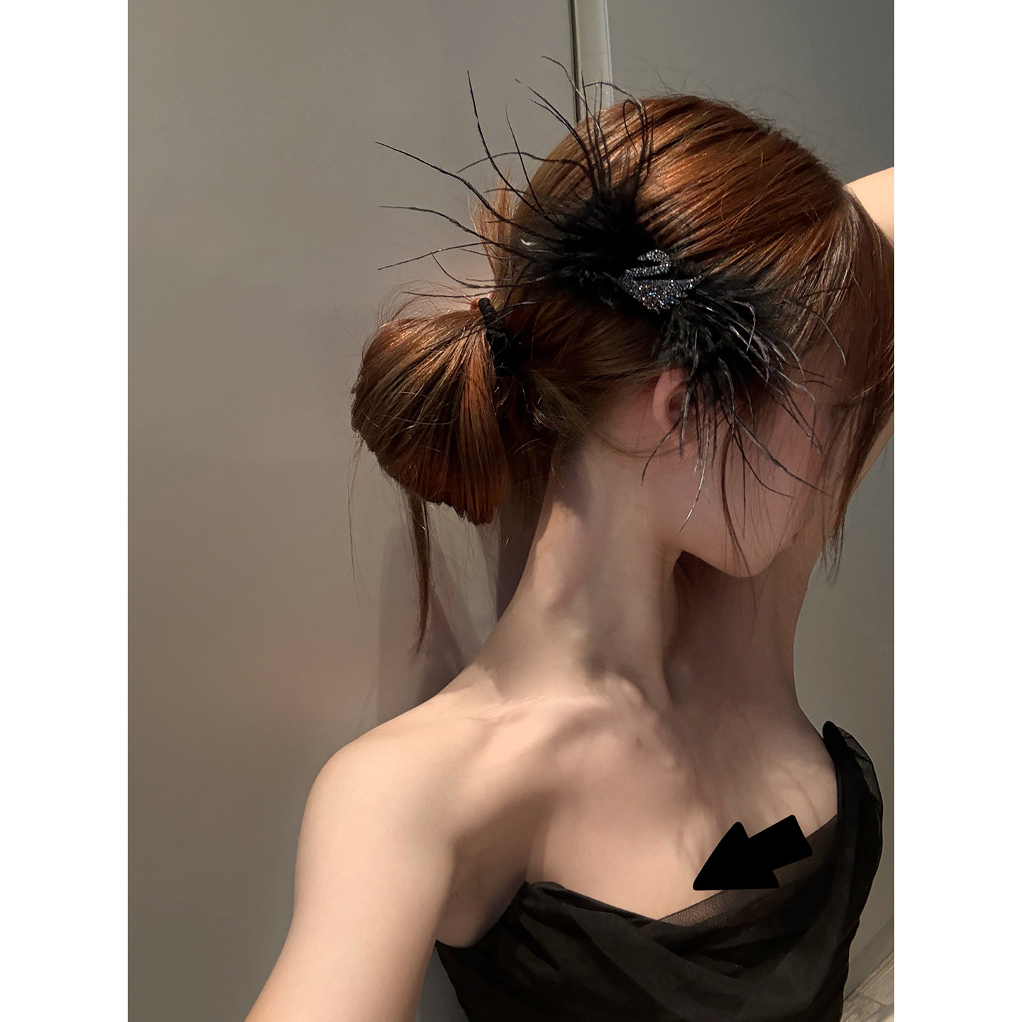 Exquisite black rhinestone swan feather hair clip for women, perfect for a sophisticated side updo, and also a hair accessory for bangs.