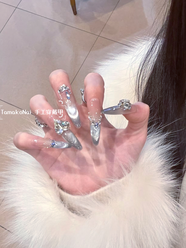 [Legend of the Mist] Light Blue Smiling French Cat Eye Style, Elegant and Luxurious, High-End Atmosphere, Handmade Curved Nail Art