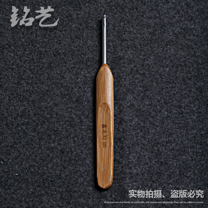 Special disassembly crochet needle for soft film ceiling