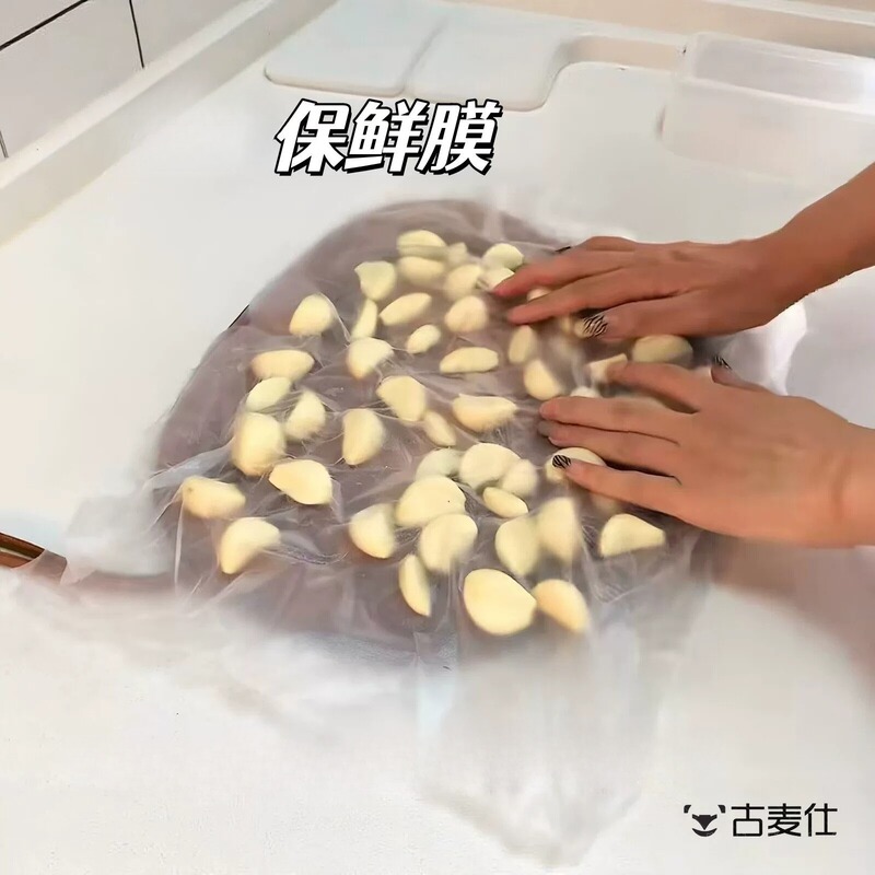 Great Kitchen Items! Easy-To-Tear Cling Film for Preserving Onions, Ginger, Garlic, and Fish. a Small Magic Tool for Keeping Food Fresh with Strong Vacuum Sealing Great Kitchen Items! Easy-To-Tear Cling Film for Preserving Onions, Ginger, Garlic, and Fish. a Small Magic Tool for Keeping Food Fresh with Strong Vacuum Sealing