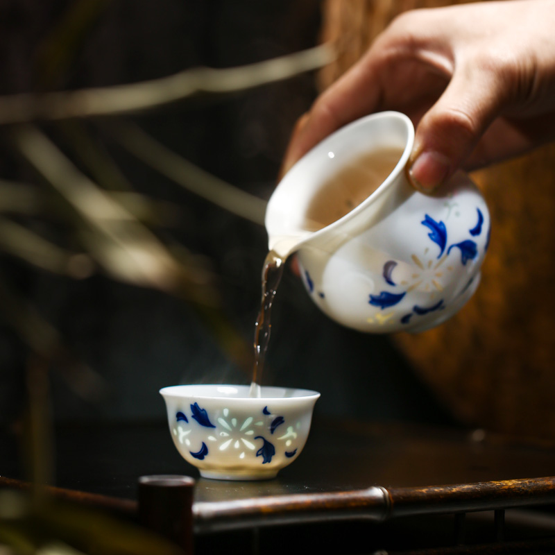Jingdezhen official blue and white and exquisite ceramic creative kung fu tea set suit household teapot teacup combination box