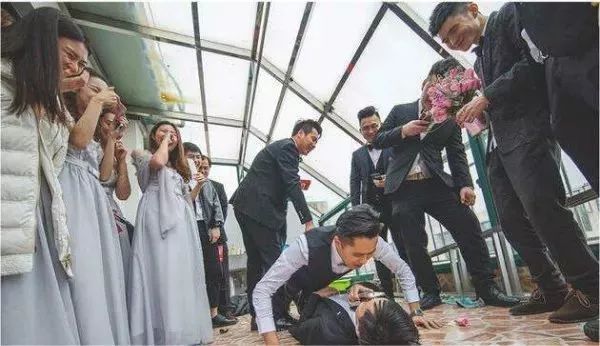 Chú rể phù rể cho thuê quần áo phù hợp với hôn nhân nam cộng với kích thước nhóm anh em phiên bản Hàn Quốc của nhóm cho thuê trang phục nam áo nam