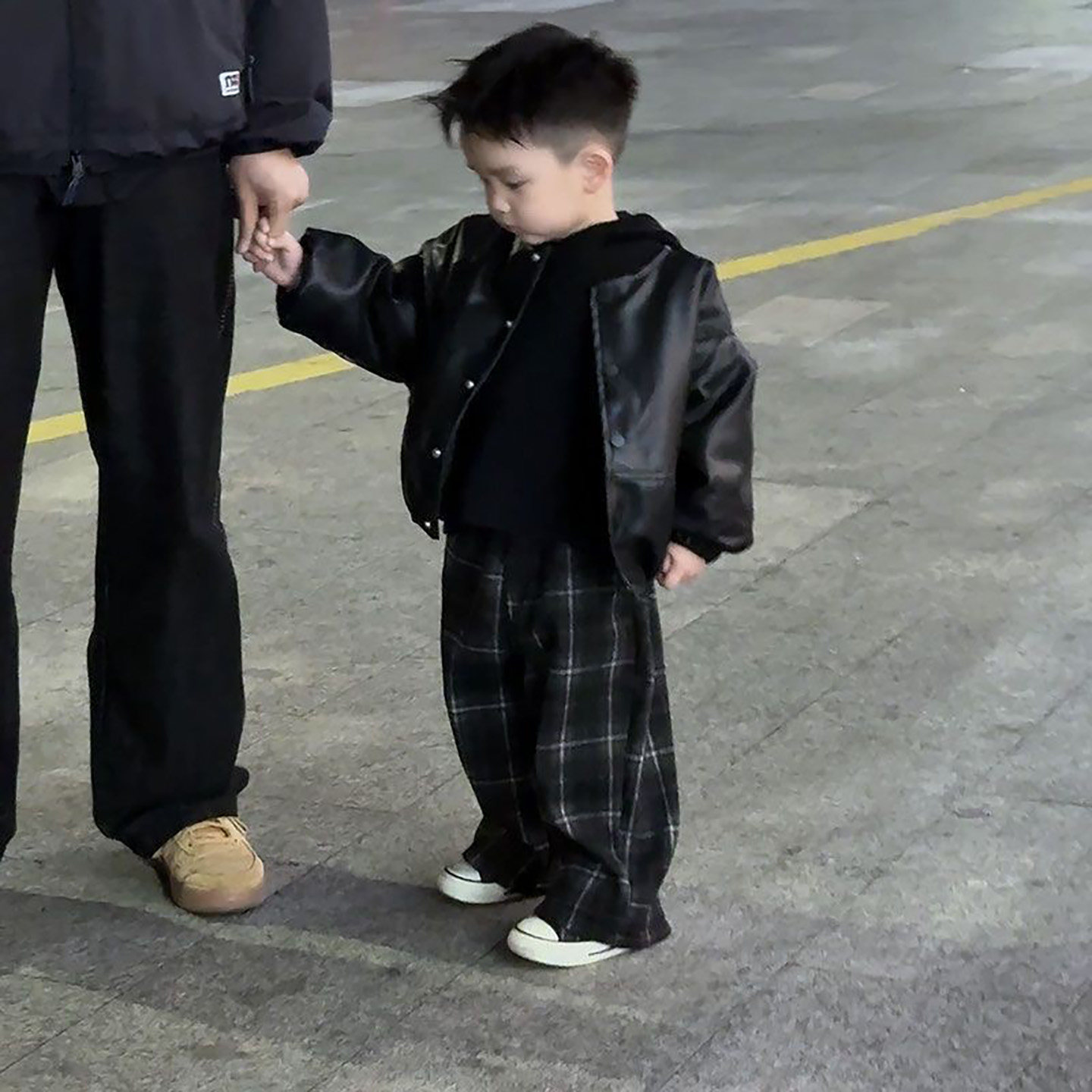 Зимний костюм для мальчиков, новинка 2025 года, детская кожаная куртка, детские джинсы в корейском стиле из двух частей, модные крутые
