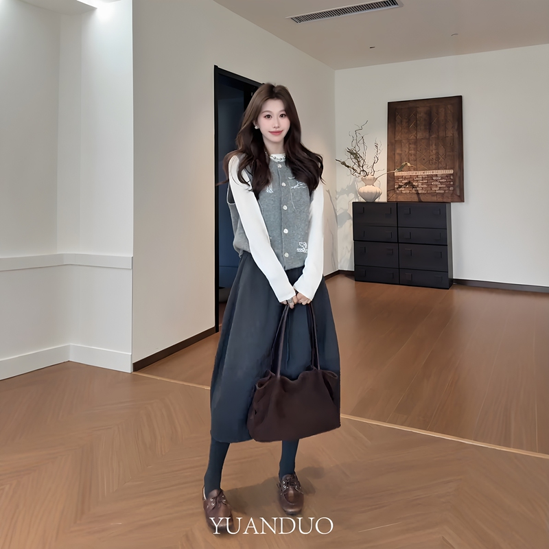 A Complete Set of Stylish and Versatile Knit Vest and White Base Skirt Outfit for a Sophisticated and Refined Look