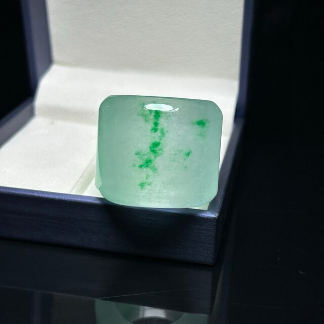 Antiques and miscellaneous collections, emerald-colored jade rings, plate finger, ice type, all-green saddle ring, men's and women's jade finger ring