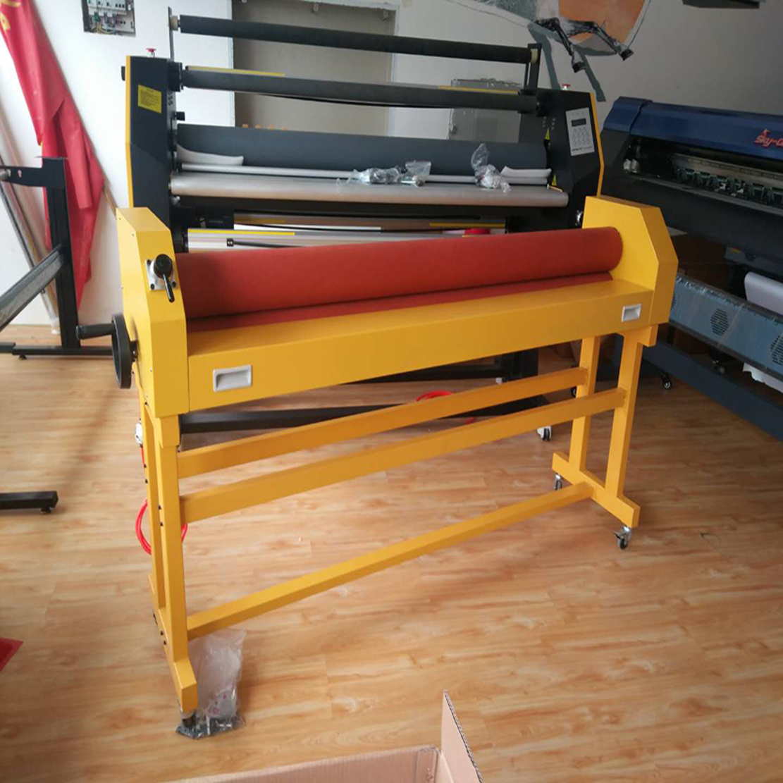 Fu Bao manual pneumatic cold laminating machine 1 6 meters pneumatic hand weighted laminating machine 1600 type laminating machine