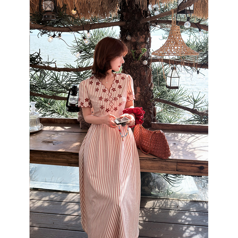 Lei Yingjun【Raspberry Sweetheart】Retro Red Embroidered V-Neck Waist-Cinching Dress Summer Striped Long Skirt with Large Hem Lei Yingjun【Raspberry Sweetheart】Retro Red Embroidered V-Neck Waist-Cinching Dress Summer Striped Long Skirt with Large Hem