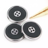 Черный плащ, пиджак классического кроя, рубашка